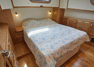 Master Bedroom 57N Nivernais Class Dutch Barge