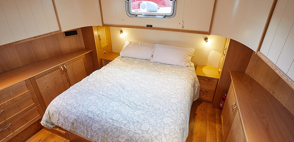 Bedroom 60M Motor Class Dutch Barge