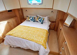 Master bedroom 60M Motor Class Dutch Barge