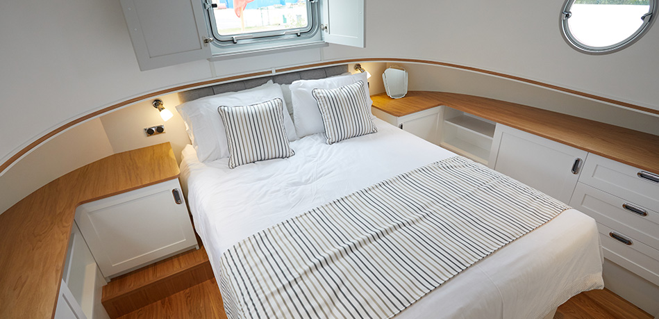 Master Bedroom 55L Luxemotor Class Dutch Barge