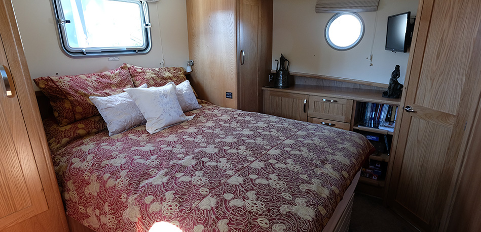 Master bedroom 65L Luxemotor Class Dutch Barge