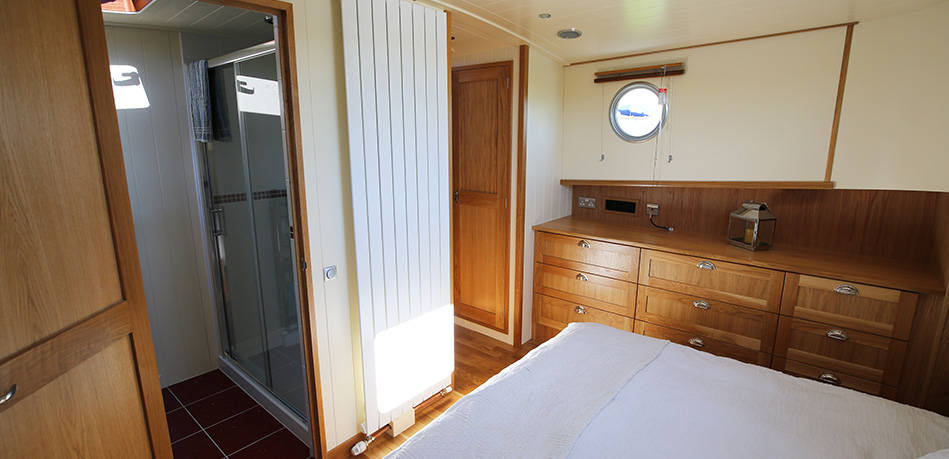 Bedroom 65L Luxemotor Class Dutch Barge